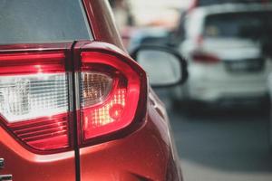 feche a foto de uma lâmpada traseira do carro que ficou presa em um engarrafamento na rodovia,