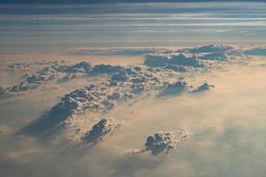 lindas nuvens fofas da janela do avião foto