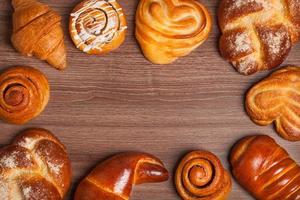 uma bela composição de vários pães doces dispostos ao redor do perímetro foto