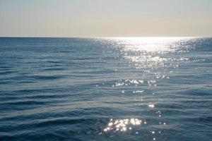 bela paisagem de ondas do mar no horizonte foto