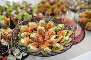 deliciosos petiscos de férias na mesa, a comida é gourmet. foto