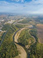 ucrânia, stryi, belas vistas sobre o rio e a cidade, vista aérea de quadcopter, dron foto