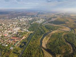 ucrânia, stryi, belas vistas sobre o rio e a cidade, vista aérea de quadcopter, dron foto