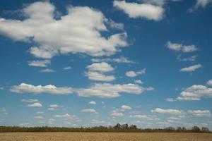 bela paisagem de céu azul com nuvens e campo na ucrânia foto