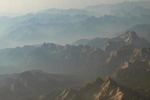 belas montanhas pitorescas da altura do olho de um pássaro foto