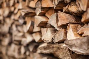 lenha lindamente empilhada, madeira natural para queimar no forno foto