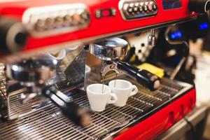 barista faz café em uma máquina de café foto