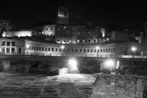 Roma, Itália, ruínas da cidade velha à noite com luz de fundo. foto
