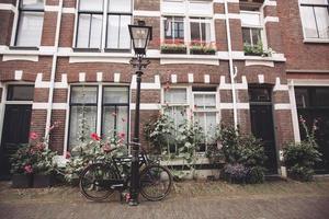 fachada de casa de bela arquitetura e bicicleta nas ruas da cidade de utrecht, na holanda. foto