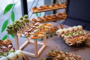 deliciosos petiscos de férias na mesa, a comida é gourmet foto