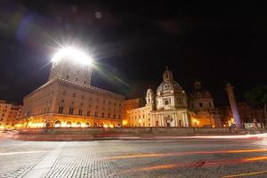 Roma, Itália, arquitetura, centro da cidade à noite com luz de fundo. foto