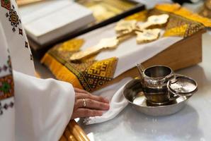 os acessórios da igreja para o serviço do padre são feitos de ouro. foto