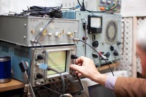 engenheiros trabalham com dispositivos de medição elétrica foto