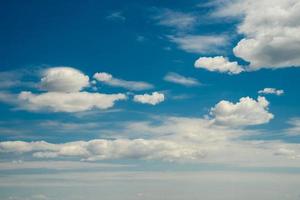 muitas nuvens bonitas no céu azul foto