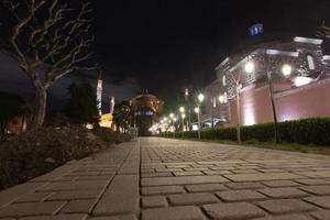 as ruas de istambul à noite, a mesquita sophia, uma bela paisagem. foto