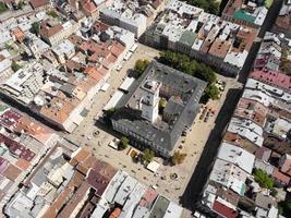 ucrânia, centro da cidade de lviv, arquitetura antiga, foto de drone, vista aérea.