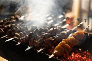 carne deliciosa e perfumada, espetos na grelha foto