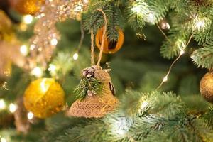 decorações e guirlandas na árvore de natal foto