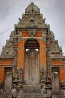 esta é a entrada de um templo em bali e contém muitas esculturas balinesas, o povo balinês costuma chamá-lo de candi bentar. foto