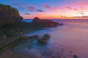 um belo pôr do sol sobre o mar foto