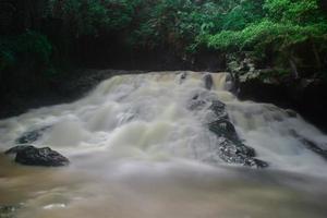 a beleza de um cenário de cachoeira muito natural chamado cachoeira goa rang reng localizada em gianyar bali. foto