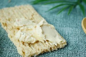 biscoitos de propagação de creme de queijo na mesa foto