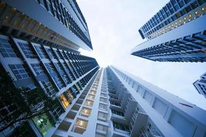 vista de ângulo baixo de edifícios residenciais signapore contra o céu azul foto