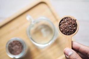 close-up de sementes de chia em um copo de água foto