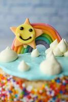 bolo de aniversário de cor de arco-íris na mesa foto