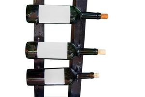 garrafas isoladas de vinho alinhadas na prateleira. o fundo é branco. foco suave e seletivo. foto