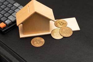 moeda bitcoin com modelo de casa de madeira, propriedade de comércio de dinheiro digital conceito substituir a moeda principal. um foco seletivo. foto