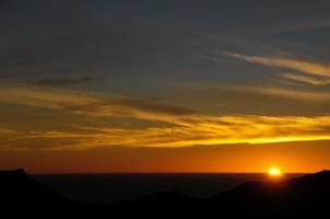 céu sobre o pôr do sol foto