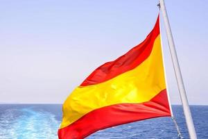 bandeira espanhola à beira-mar foto