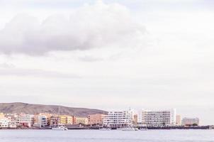 vista de uma cidade na costa foto