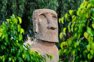 busto de pedra estilo moai foto