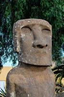 busto de pedra estilo moai foto