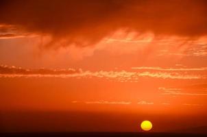 paisagem sobre o pôr do sol foto