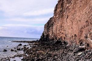 vista da costa com grandes rochas foto
