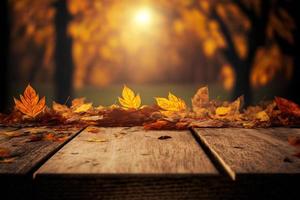 mesa de outono - folhas de laranja e prancha de madeira ao pôr do sol na floresta desfocada