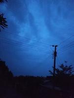 visão noturna com céu azul escuro foto