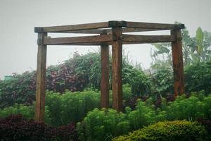 um lindo arranjo de madeira com estilo japonês no jardim para inspiração de decoração foto