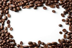 vista superior de grãos de café em um espaço de fundo branco para texto foto
