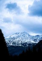 dia ensolarado de outono de alta montanha tatra, paisagem relaxante, vista alp. vista natural durante o trekking de verão em terras altas com vista para picos e colinas rochosas. parque nacional na polônia. lagoa negra em tatras foto