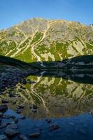 dia ensolarado de outono de alta montanha tatra, paisagem relaxante, vista alp. vista natural durante o trekking de verão em terras altas com vista para picos e colinas rochosas. parque nacional na polônia. foto