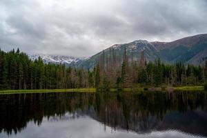 dia ensolarado de outono de alta montanha tatra, paisagem relaxante, vista alp. vista natural durante o trekking de verão em terras altas com vista para picos e colinas rochosas. parque nacional na polônia. lagoa negra em tatras foto