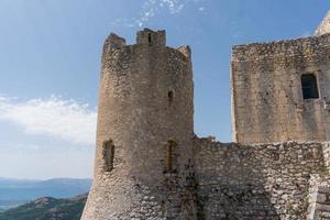 calascio, itália-9 de agosto de 2021-particular das ruínas de rocca calascio durante um dia ensolarado foto