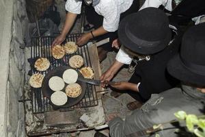 cozinhar pão de milho tradicional em uma festa. Equador. foto
