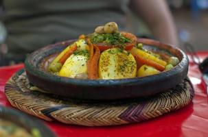 close-up de um tagine tradicional com legumes misturados foto