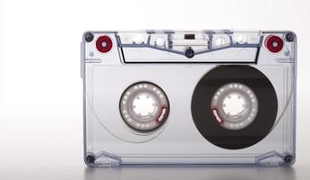 fita cassete de áudio isolada no fundo branco, conceito de música vintage dos anos 80 foto