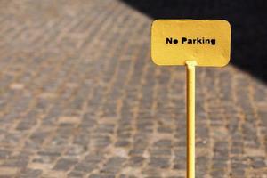 metal amarelo sem sinal de estacionamento na estrada. foco seletivo. foto